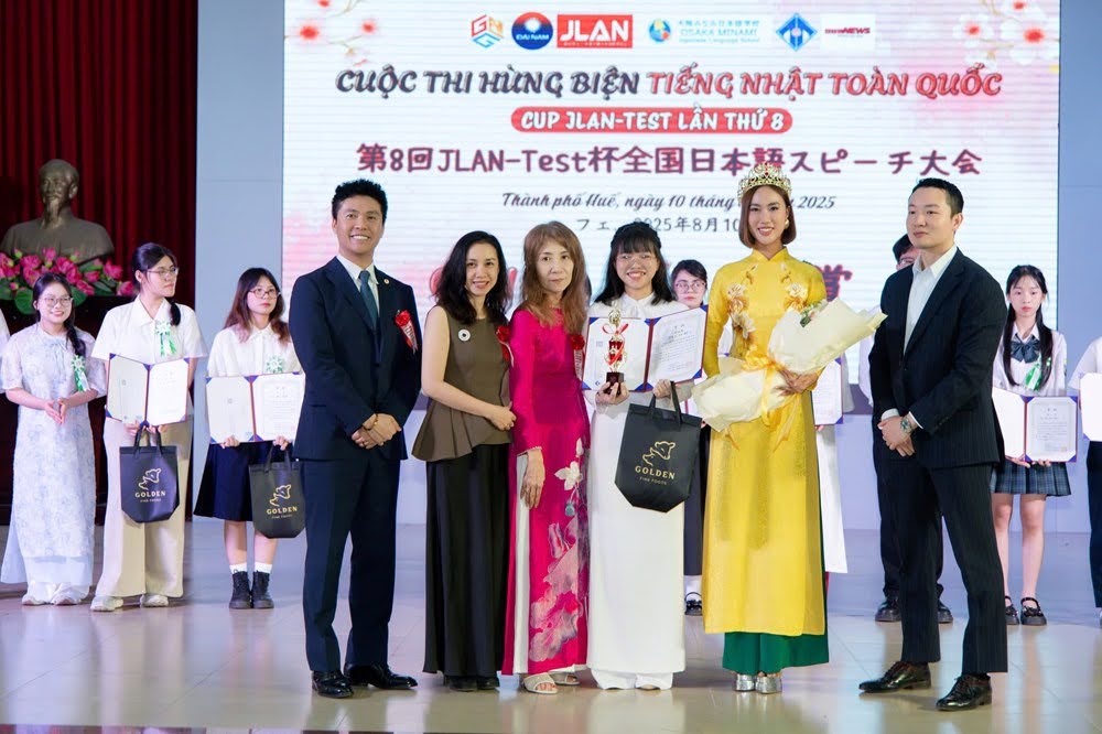 BTC trao giải cho các thi sinh xuất sắc